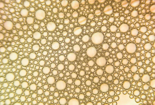 泡沫背景下的金水滴 — 图库照片