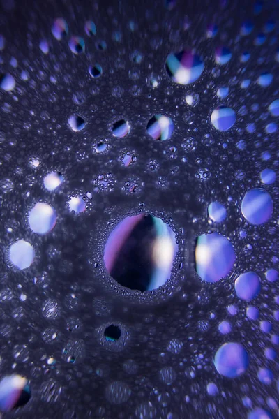 Água Cai Cristal Sobre Fundo Roxo Escuro Com Textura Incrível — Fotografia de Stock