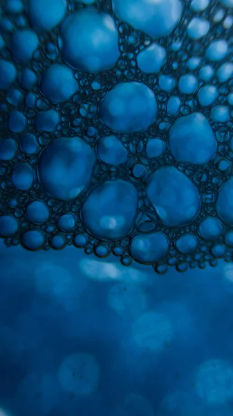 Gotas Agua Sobre Fondo Negro Azul Con Una Textura Arañazos — Foto de Stock