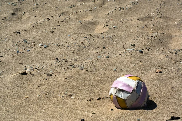 kum üzerinde eski top