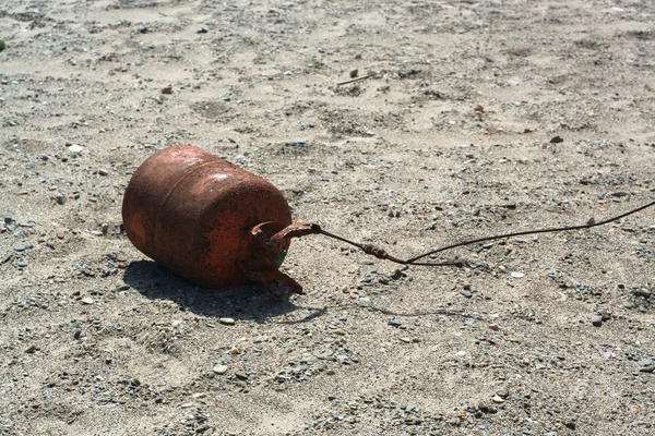 Kum üzerinde eski şamandıra