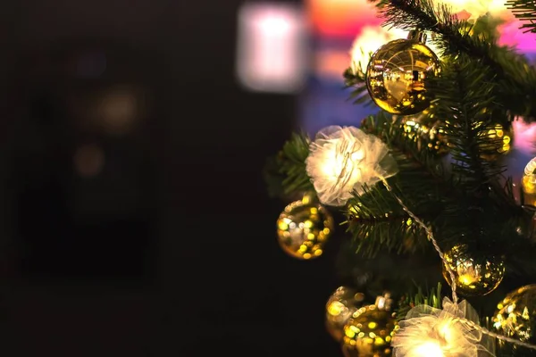 Oyuncaklarla Noel ağacı.