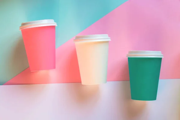 Renkli kahve bardakları.