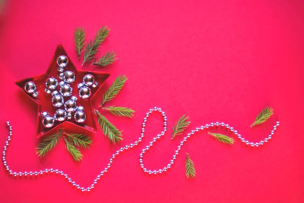 Kırmızı yıldız ve Noel oyuncakları.