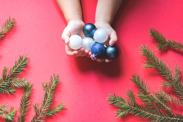 ?Çocuk kulplarında noel baloları.