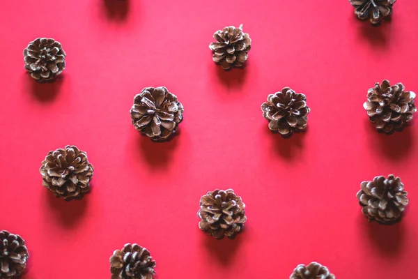 Kırmızı arkaplanda Firavun konileri.