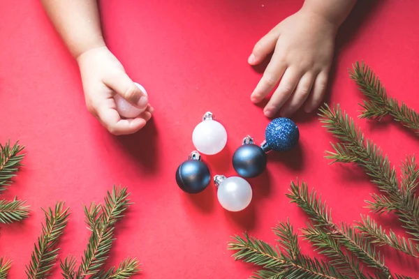 Çocuk kulplarında Noel topları.