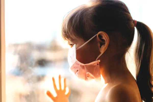 Küçük bir kız Coronavirus kapmamak için evde karantinaya alındı..