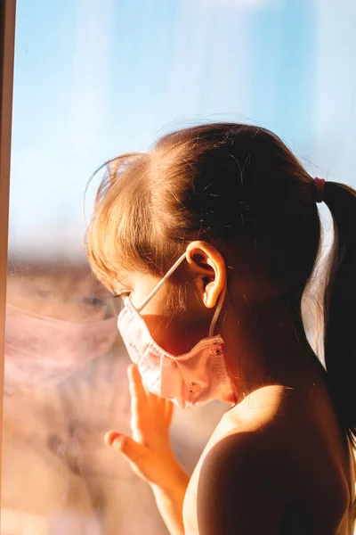 Küçük bir kız Coronavirus kapmamak için evde karantinaya alındı..