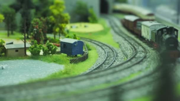 Modello giocattolo di una locomotiva ferroviaria industriale a vapore dai ricordi dell'infanzia . — Video Stock