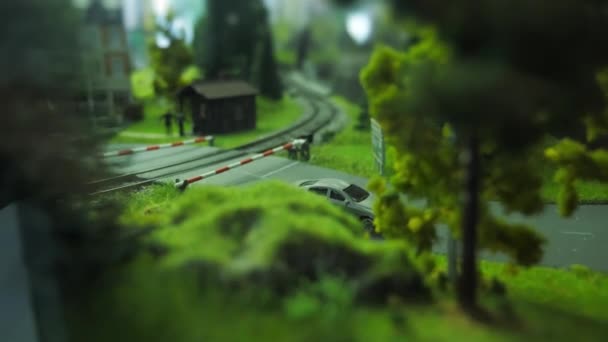 El movimiento seguro de vehículos a través del cruce ferroviario. Aprendizaje de conducción — Vídeos de Stock