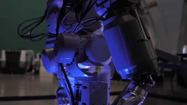 Робот-киборг Искусственный интеллект в технологической среде — стоковое видео