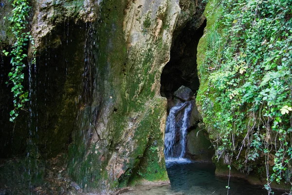 Cascata Nascosta Nella Montagna — Foto Stock