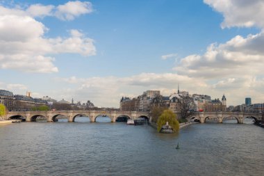 Köprüden Paris 'teki Seine nehrinin manzarası