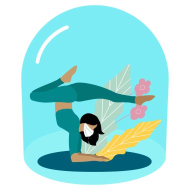 Maskeli güzel atletik kız evde yoga yapıyor. KOVID-19 önleme. Koronavirüs salgınında sosyal uzaklık. Evde kal, güvende kal. Yoga pozu, meditasyon ve sağlıklı yaşam tarzı..