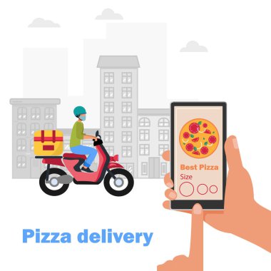 Coronavirus sırasında pizza teslimatı. Yüz maskeli bir motosikletli kurye ve pizza teslimatı. Telefon internetten pizza siparişi veriyor. Modern teknolojiler. Arka plandaki şehir.