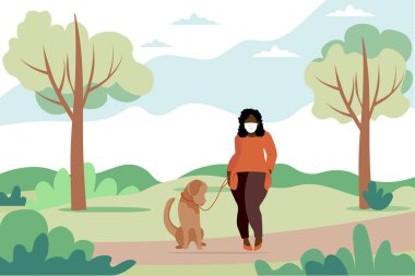 Bir kadın maske takmış bir köpekle yürüyor. Mesafesini koruyor. Genç kız ya da öğrenci, tasmalı bir köpekle yürüyen profesyonel bir kadın.