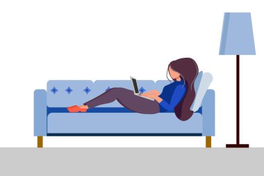 Evde kal konsepti. İnsanlar viral enfeksiyonu önlemek için evde çalışıyorlar. Kız evde dizüstü bilgisayarla çalışıyor. Koronavirüs enfeksiyonunu önlemek için karantina. COVID-19 virüsü salgını sırasında evde çalışmak.