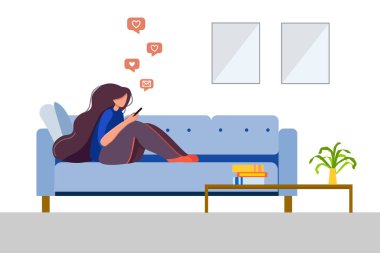 Evde kal konsepti. Kanepede akıllı telefonlu genç bir kadın sosyal ağlarda sohbet ediyor ve mesajlar ya da postalar alıyor. İnternette sörf yapmak. Artırılmış gerçeklik, her gün cihazların ve aletlerin kullanımı.