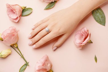 Gümüş yüzük takan kadın ellerine yakın çekim.