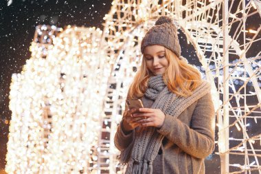 Telefonu açık havada duygusal olarak kullanan güzel bir genç kız..