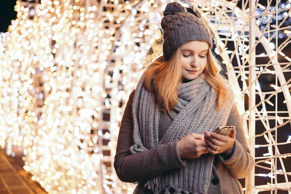 Una bella ragazza che usa il telefono emotivamente all'aperto . — Foto Stock