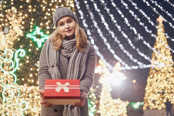 女孩在过冬的时候拿着礼品盒. 圣诞背景下的圣诞礼物的快乐女人. — 图库照片