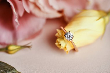 Elmas Altın Yüzük ve Pembe Çiçek Arkaplanı