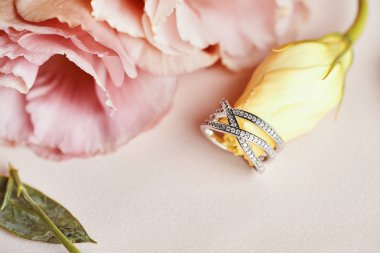 Elmas yüzük ve Pembe Çiçek Arkaplanı