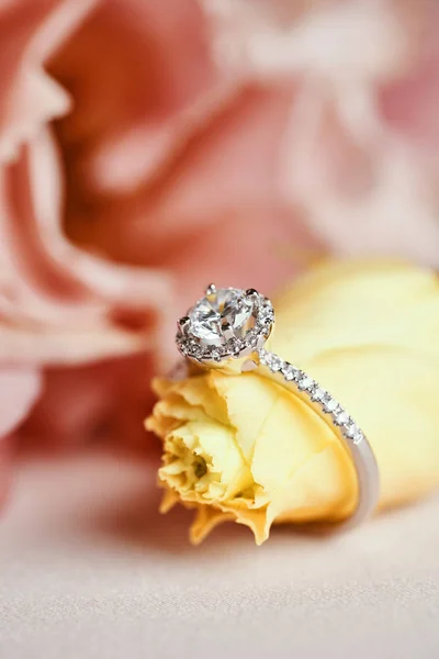 Bague diamant et fond de fleur rose — Photo