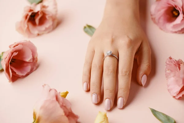Anello sul dito della donna . — Foto Stock