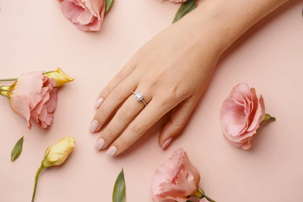 Перстень на жіночому пальці . — стокове фото