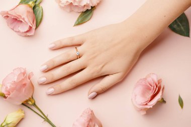 Kadın parmağında yüzük.