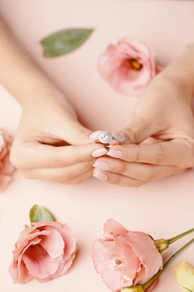 Primo piano della mano della donna che tiene elegante anello di diamanti. — Foto Stock