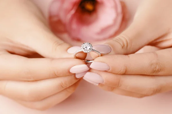 Close up da mão da mulher segurando elegante anel de diamante. — Fotografia de Stock