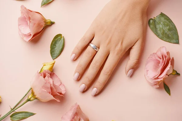 Cincin di jari wanita . — Stok Foto