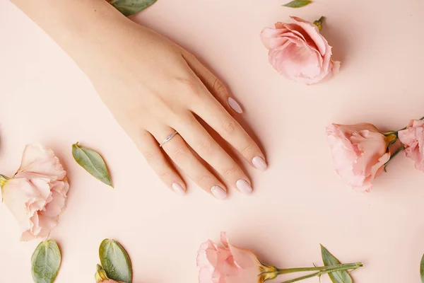 Anillo en dedo de mujer . — Foto de Stock