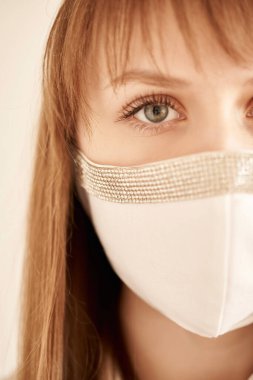 Beyaz maske takan genç bir kadın. Hastalıklara ve koronavirüse karşı koruma. 