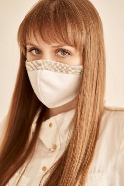 Beyaz maske takan genç bir kadın. Hastalıklara ve koronavirüse karşı koruma. 