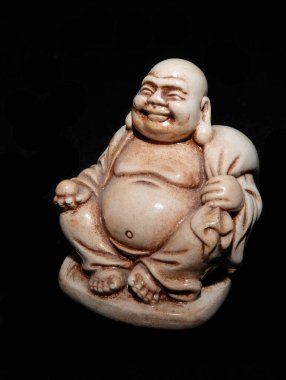 Netsuke - Siyah arka planda, elinde topu olan bornozlu bir Japon.