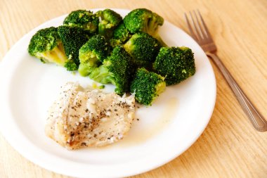 Brokolili balık, wodden masasında.