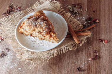 Elmalı turta ahşap masa üzerinde.