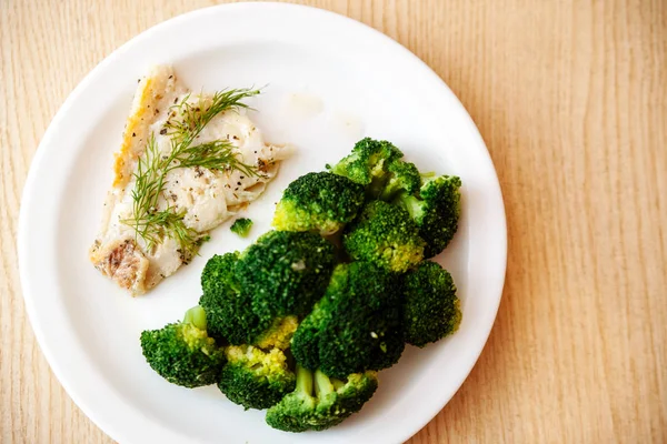 Brokolili balık, wodden masasında.