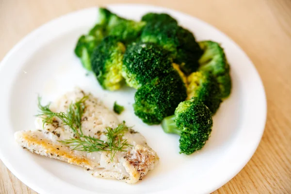 Brokolili balık, wodden masasında.