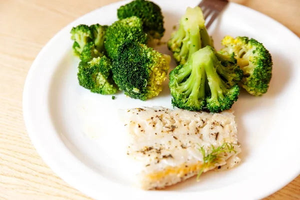 Brokolili balık, wodden masasında.