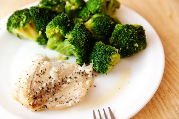 Brokolili balık, wodden masasında.