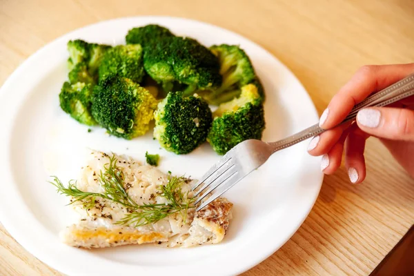 Brokolili balık, wodden masasında.