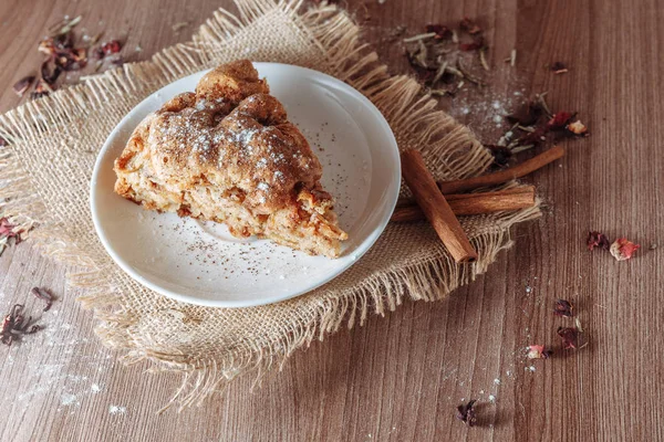 Elmalı turta ahşap masa üzerinde.