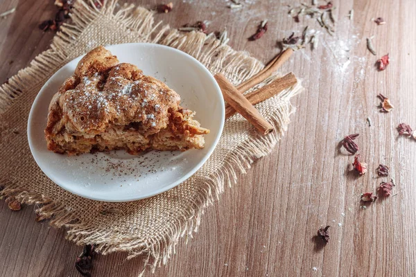 Elmalı turta ahşap masa üzerinde.