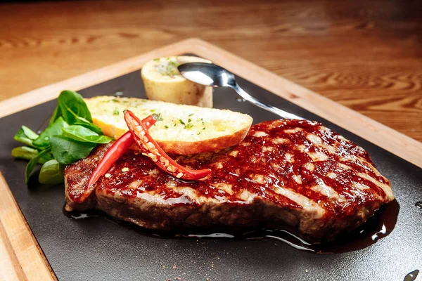 Kırmızı peper biber ile et biftek.